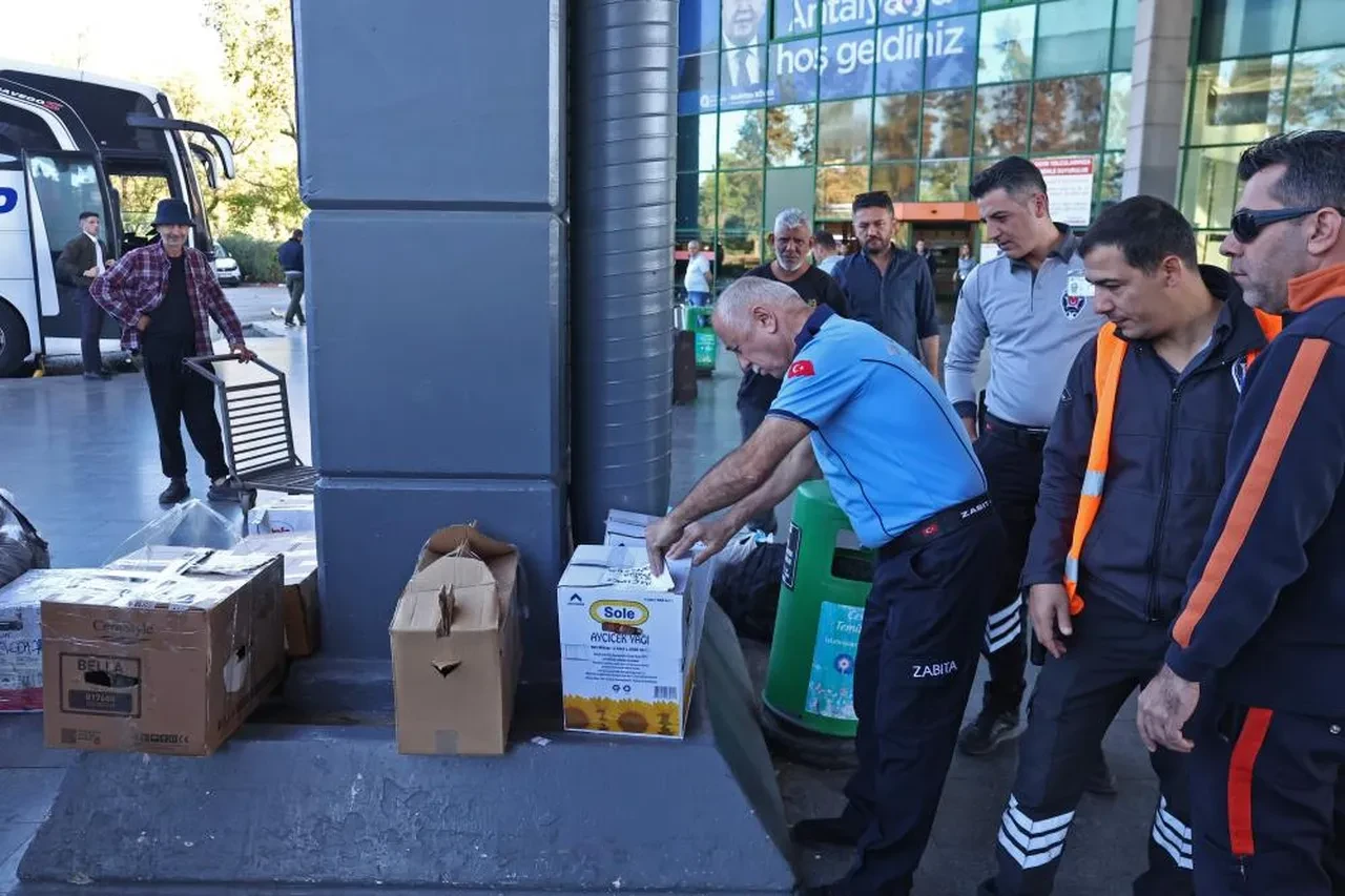 Otobüs değil çiftlik sanki! Tayland'dan süs balığı, İstanbul'dan kalkan, Tokat'tan horoz getirmişler