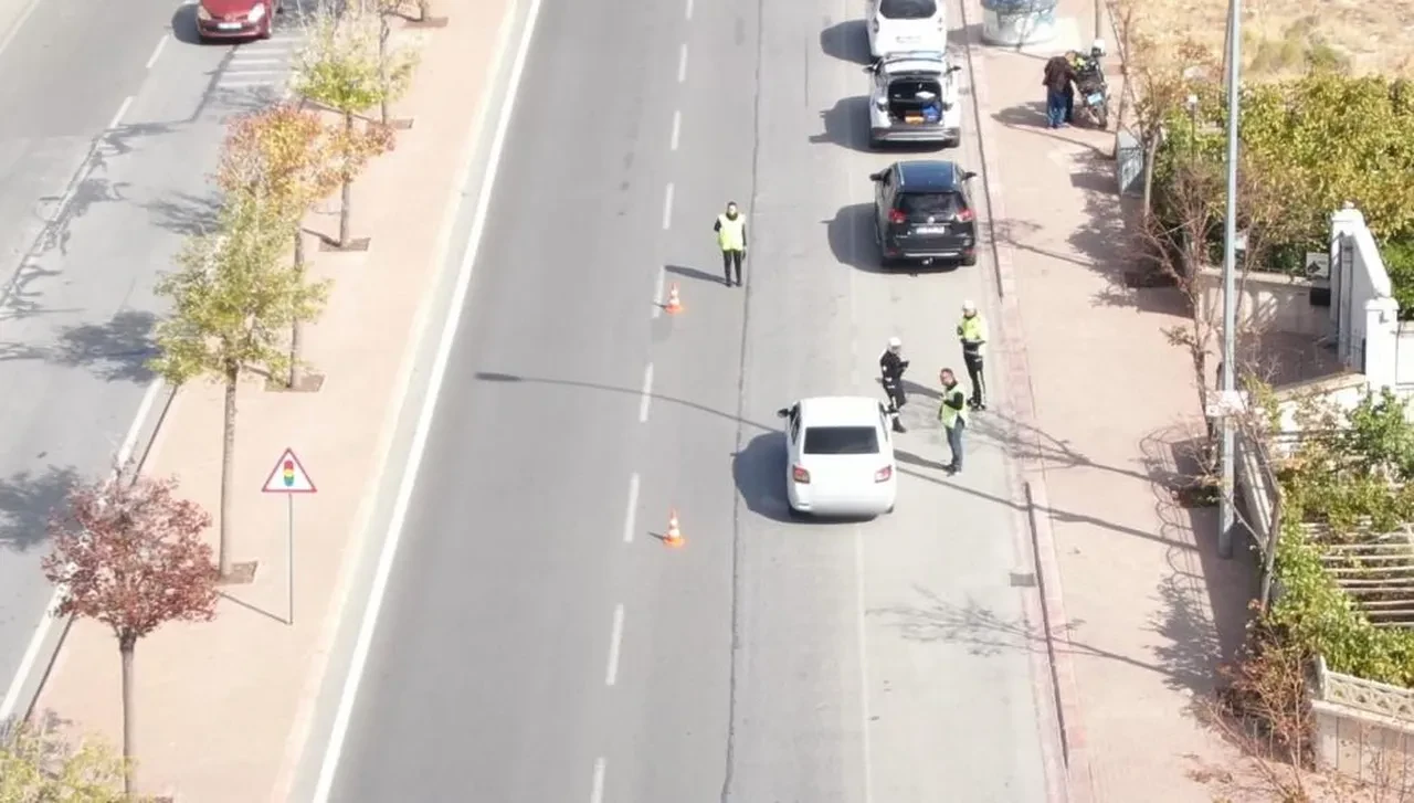 Polisi görünce kurnazlığa kalkıştılar! Cezadan kaçamadılar