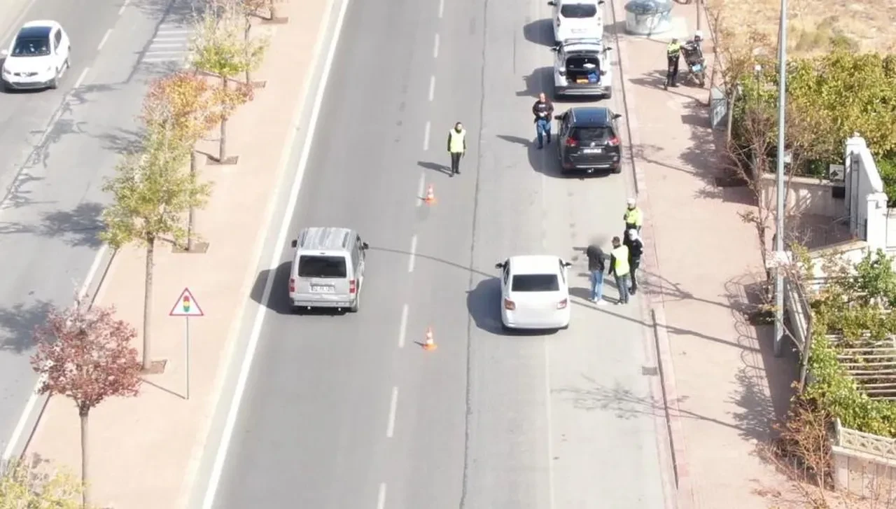 Polisi görünce kurnazlığa kalkıştılar! Cezadan kaçamadılar