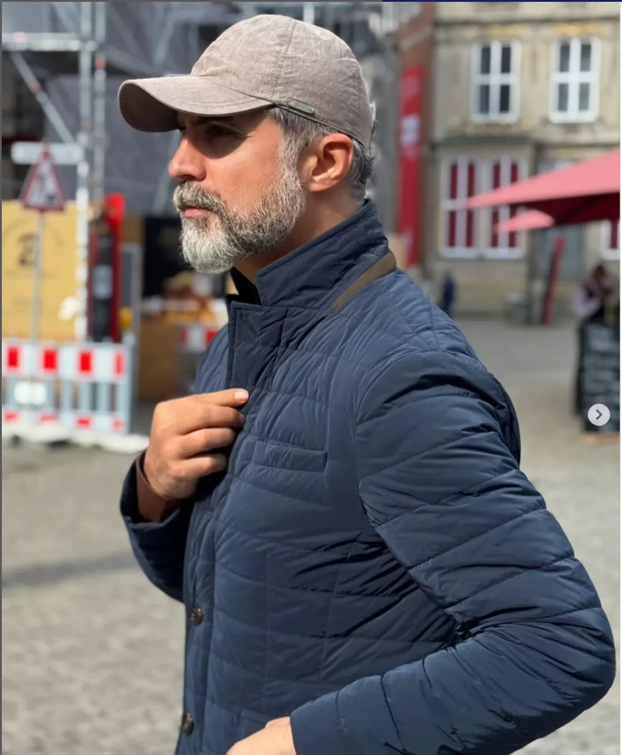 Sakallarını kesen Özcan Deniz, yeni imajıyla takipçilerinden tam not aldı