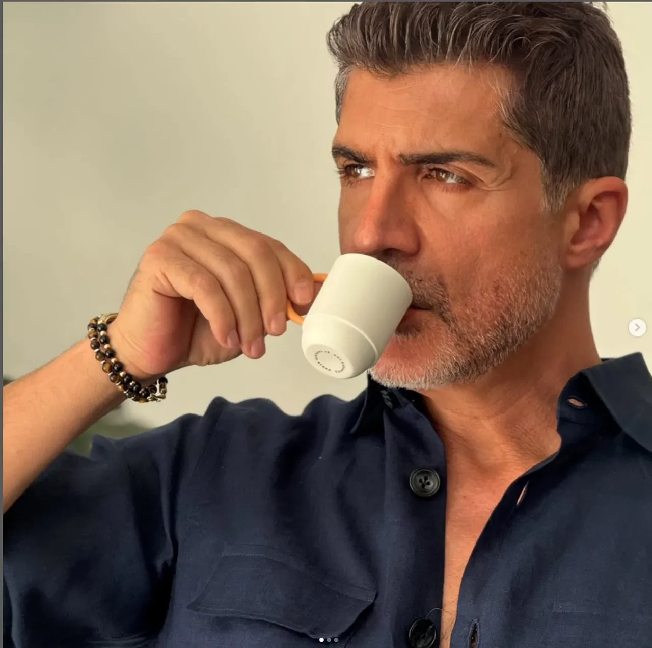 Sakallarını kesen Özcan Deniz, yeni imajıyla takipçilerinden tam not aldı