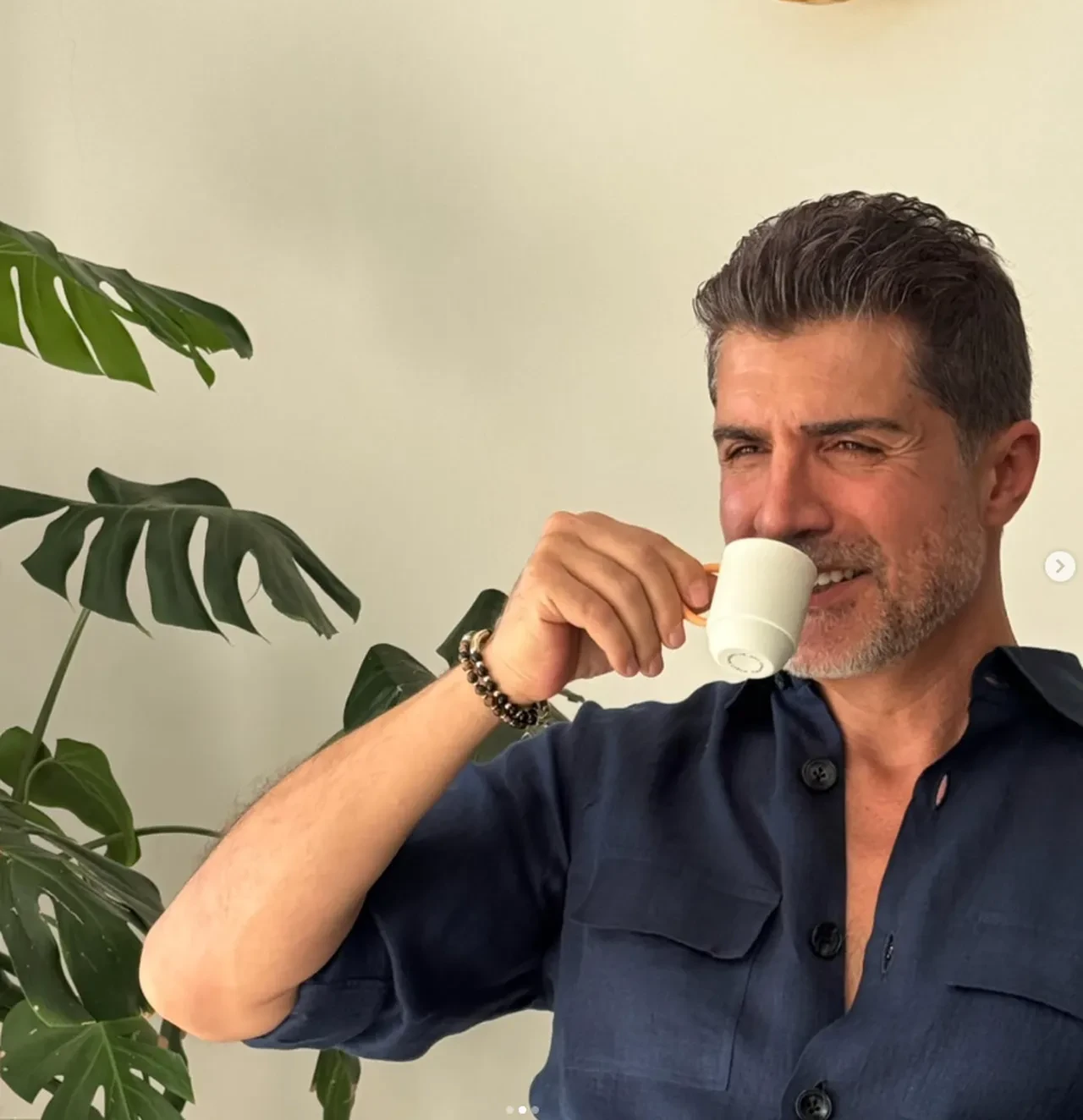 Sakallarını kesen Özcan Deniz, yeni imajıyla takipçilerinden tam not aldı