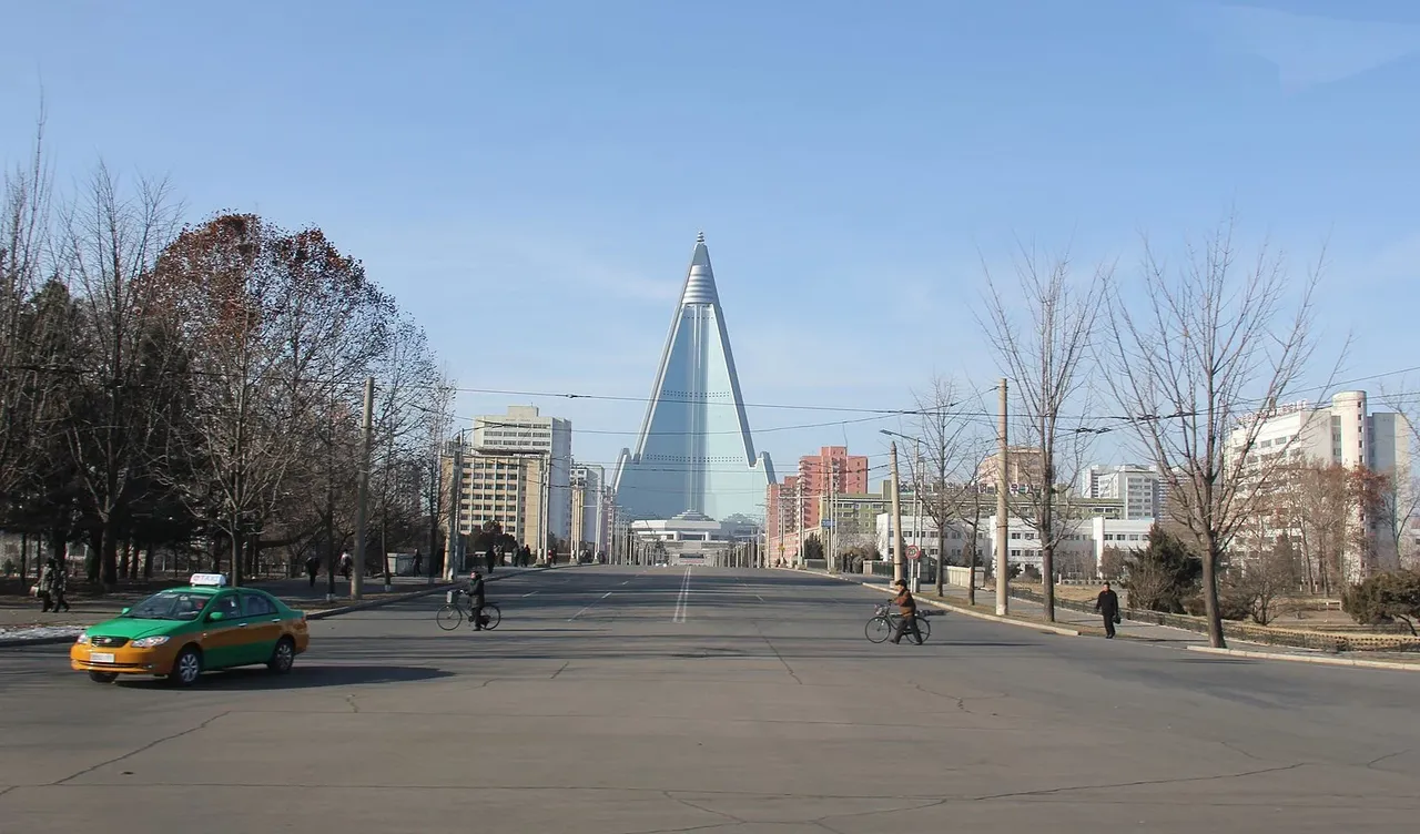 Şehrin göbeğinde görkemli yapı bir otel ama 38 senedir kimse orada kalmadı!