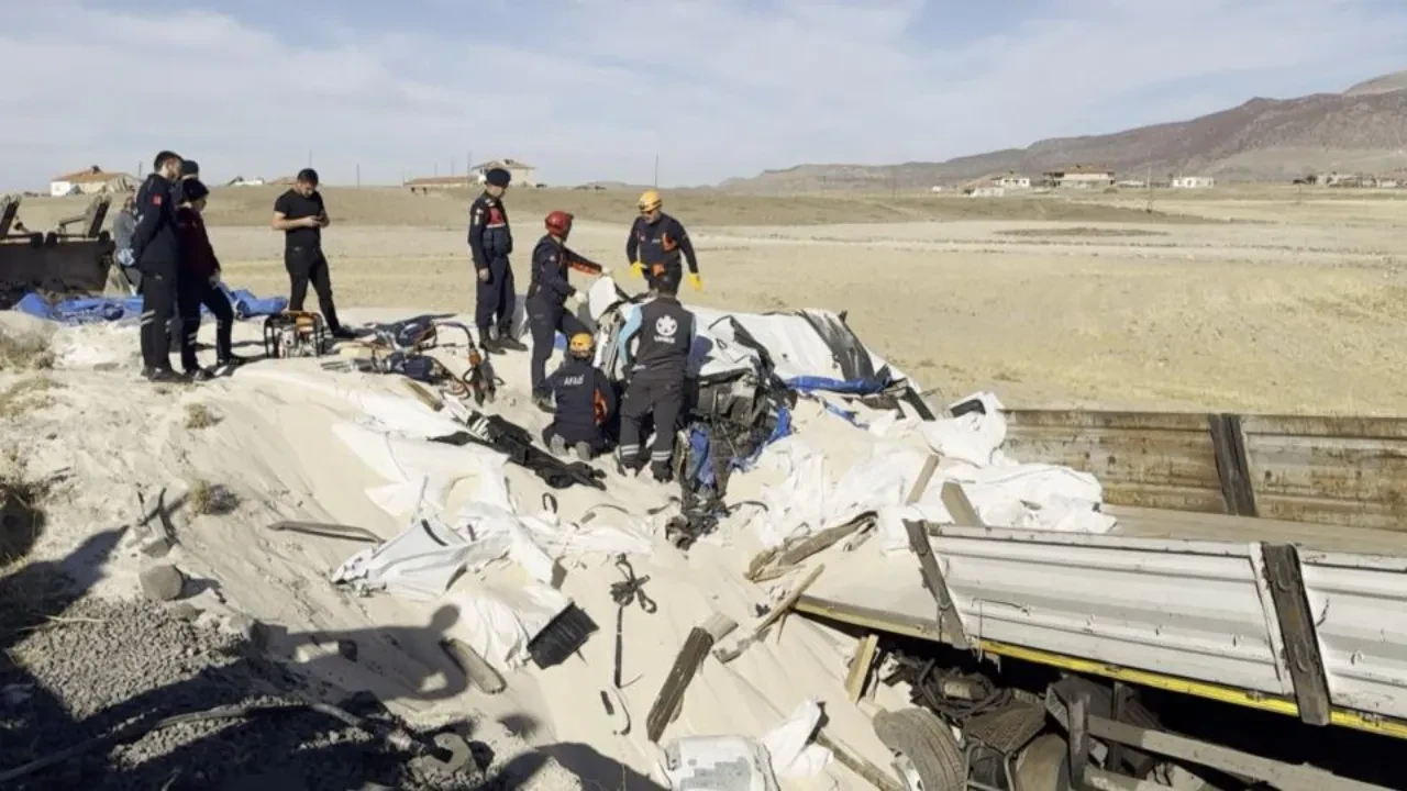 Sürücü feci şekilde can verdi! Kabin kum altında kaldı