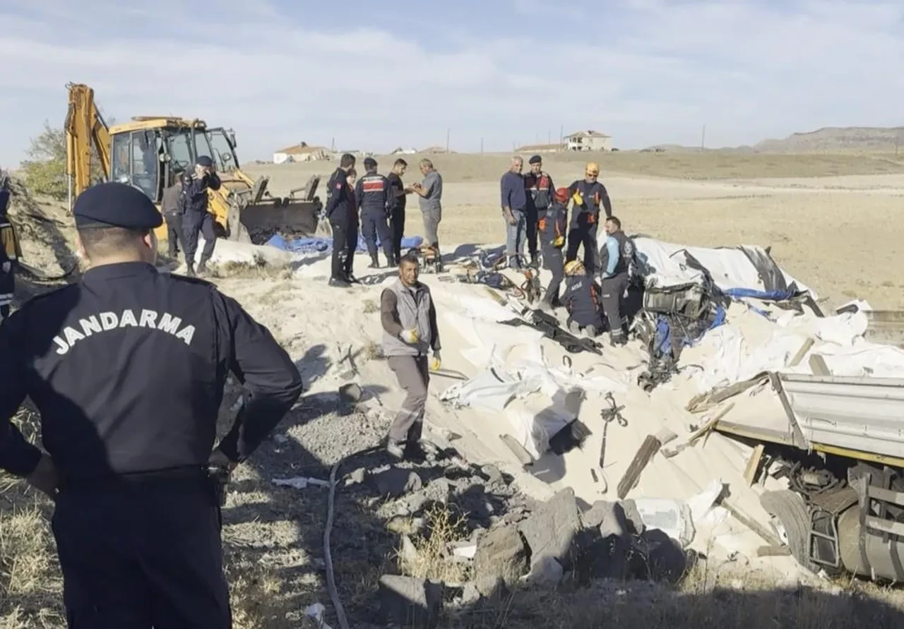 Sürücü feci şekilde can verdi! Kabin kum altında kaldı