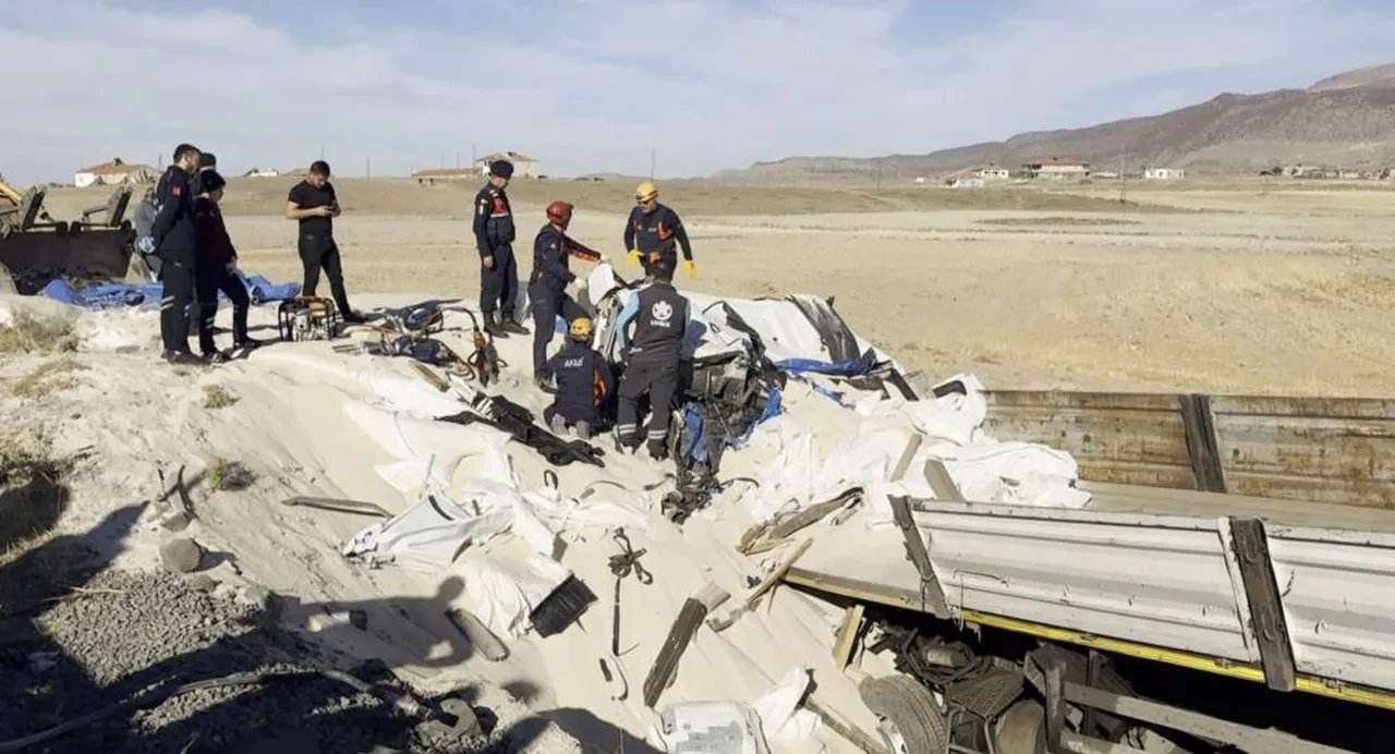 Sürücü feci şekilde can verdi! Kabin kum altında kaldı