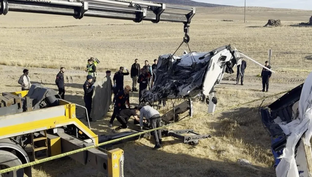 Sürücü feci şekilde can verdi! Kabin kum altında kaldı