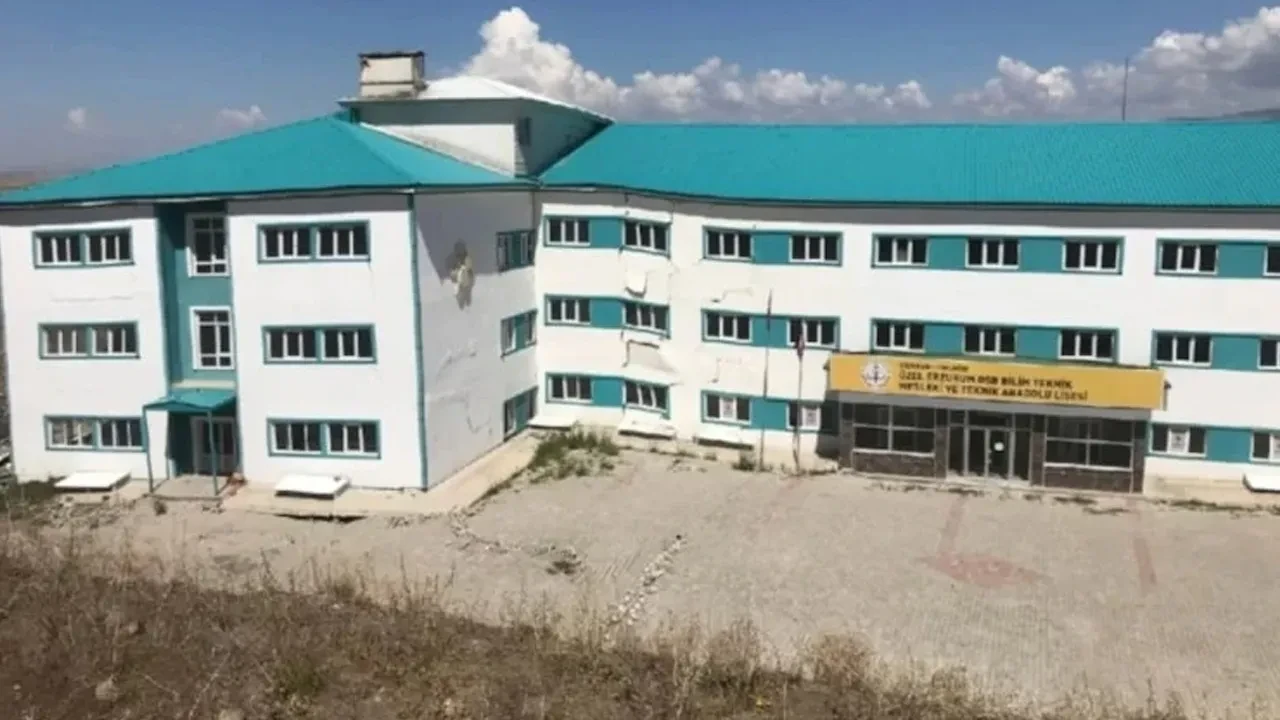 Top mermileri patlatıldı, Erzurum'daki okul harabeye döndü iddiası! Valilikten açıklama geldi