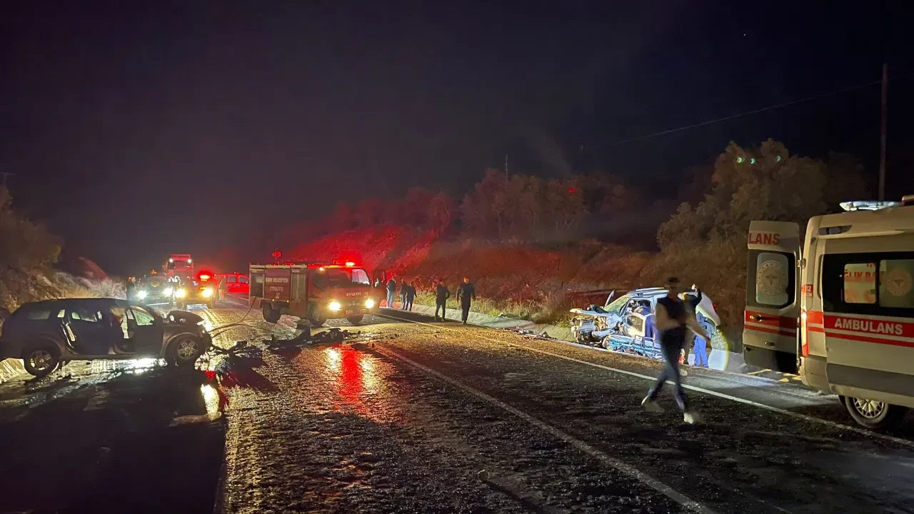 Uşak'ta kafa kafaya çarpışma: Karı koca öldü, 3 yaralı