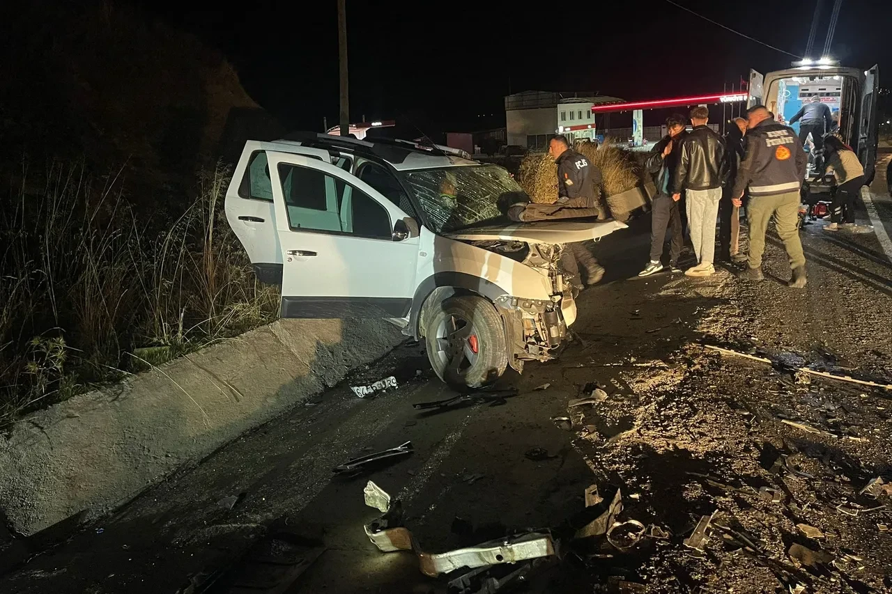 Uşak'ta kafa kafaya çarpışma: Karı koca öldü, 3 yaralı