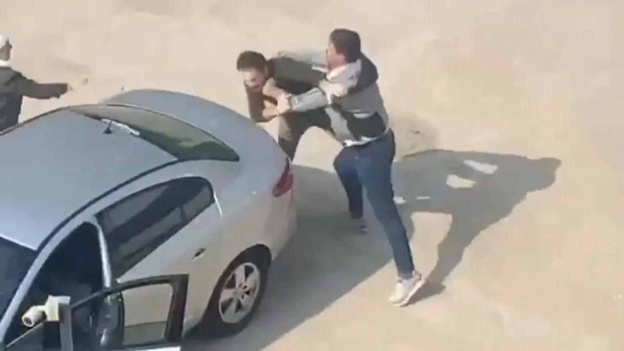 Yol verme tartışması kötü sonuçlandı! Sopalar, yumruklar, terlikler havada uçuştu