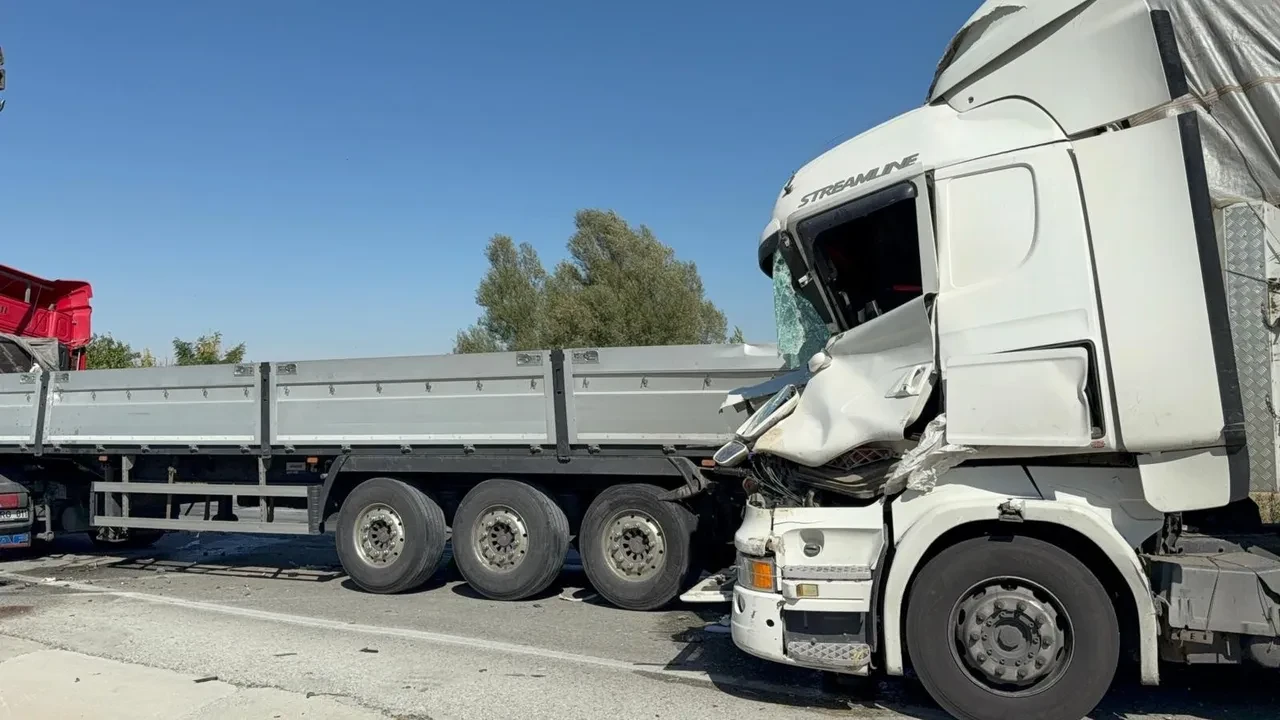 Afyonkarahisar’da feci kaza! İki tır birbirine saplandı
