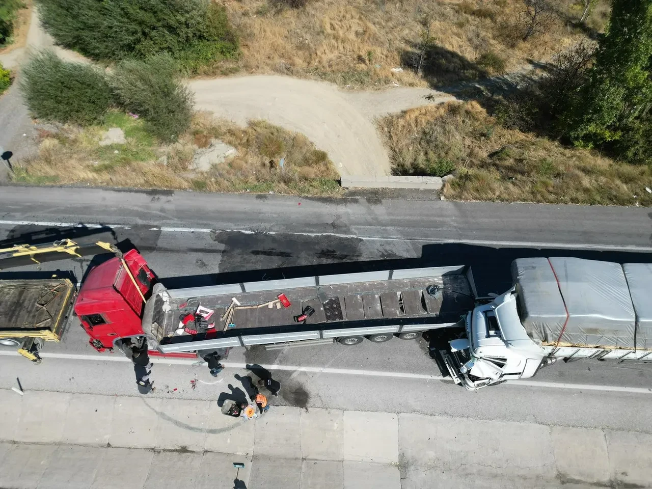 Afyonkarahisar’da feci kaza! İki tır birbirine saplandı