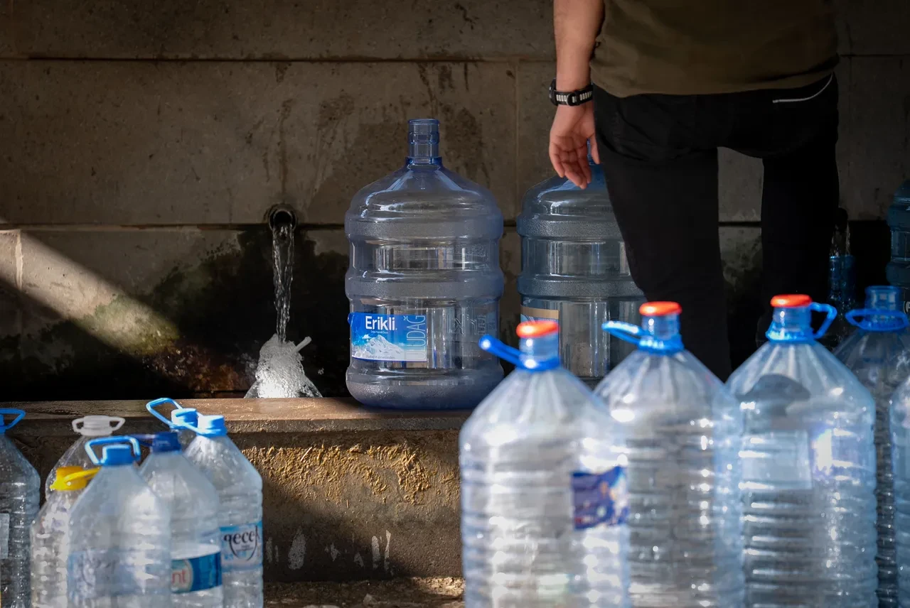 Ankara'da su çilesi sürüyor: Vatandaşlar bidonlarla çeşme başında bekledi