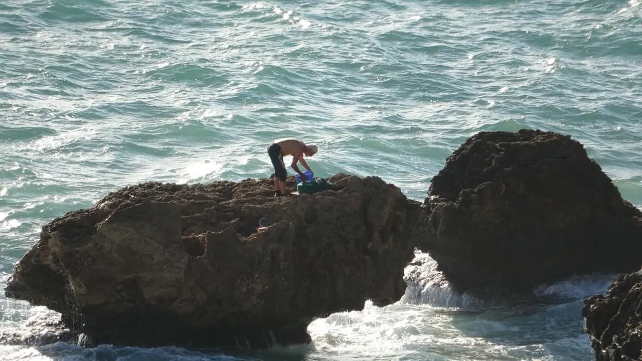Antalya'da film gibi kurtuluş: Dalgalar aniden yükselince mahsur kaldı!