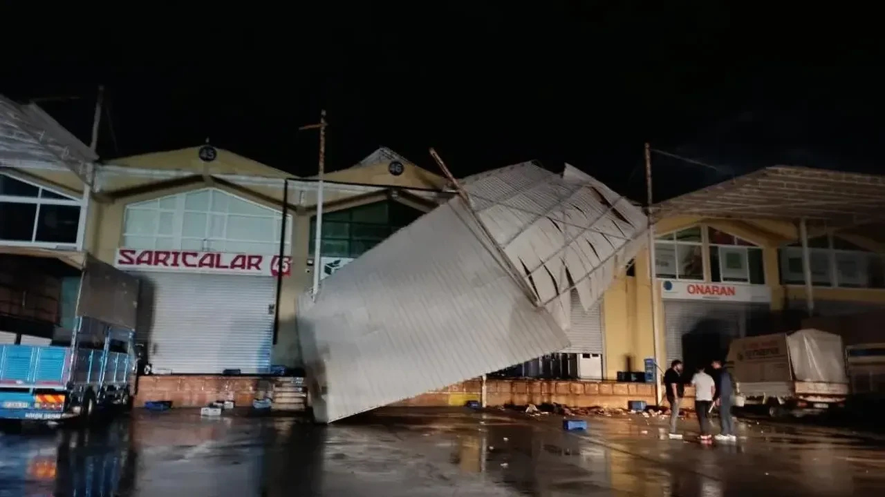Antalya’da hortum ve sağanak, çatıları söktü, sokakları göle döndürdü