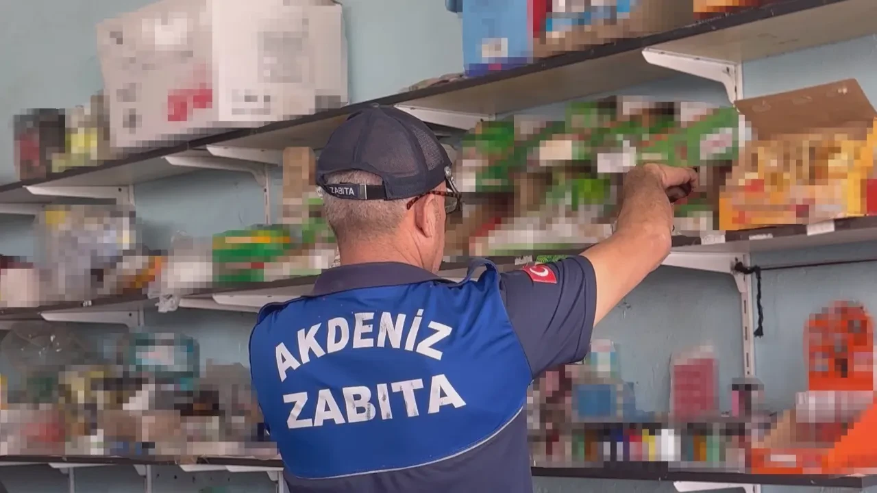 Bakkalda şok eden görüntü! 2022 tarihli gıdalar halen raflarda