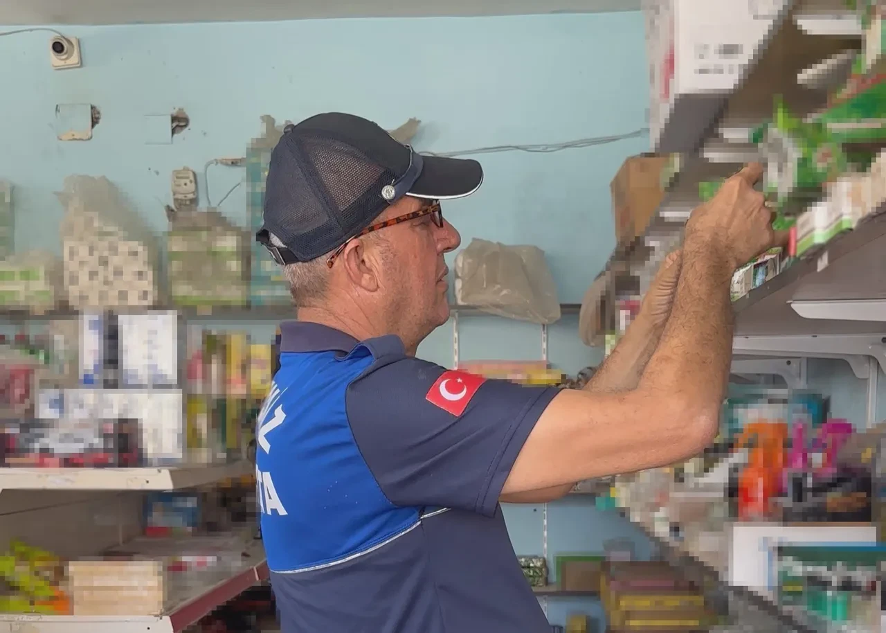 Bakkalda şok eden görüntü! 2022 tarihli gıdalar halen raflarda