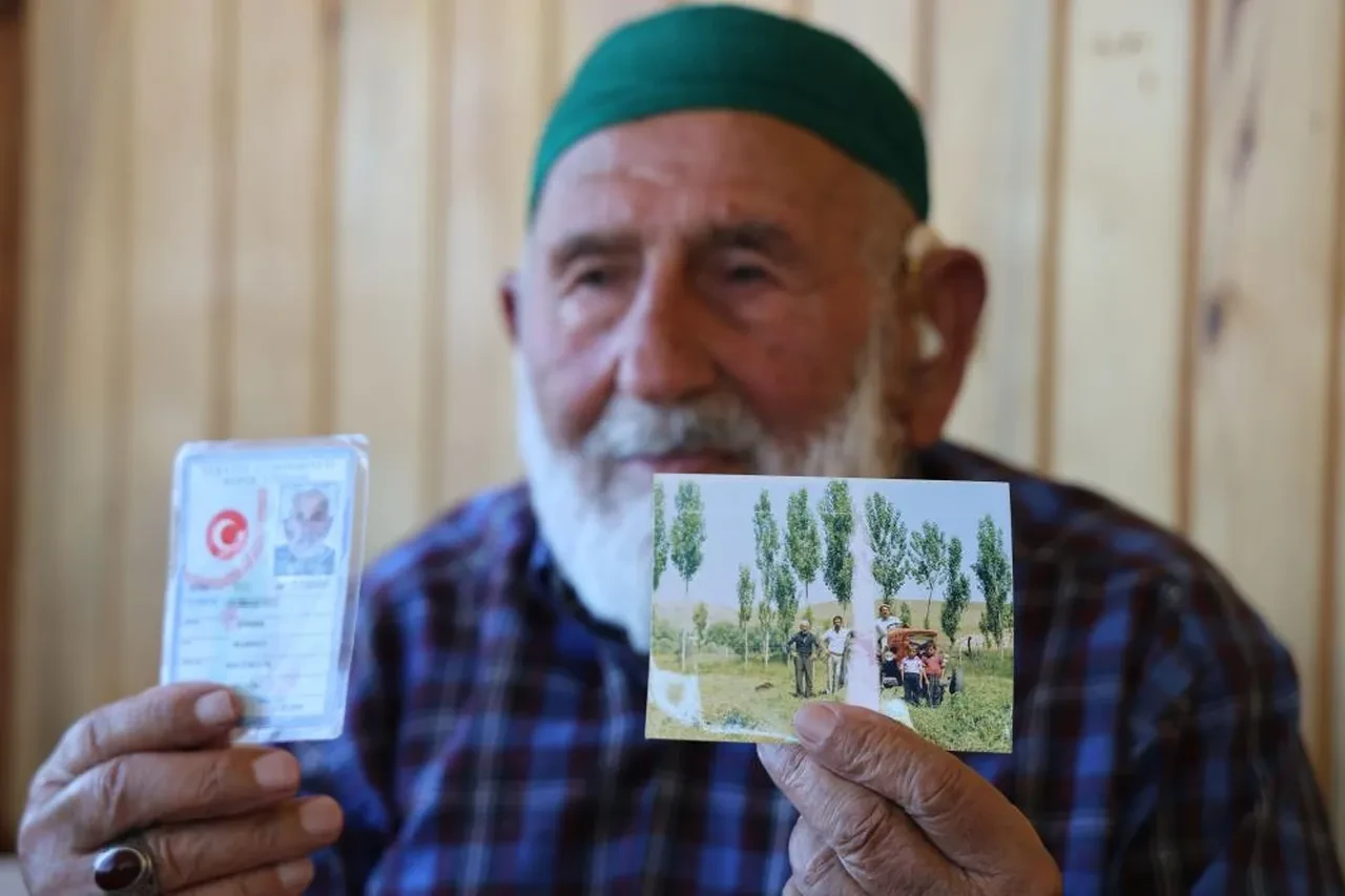 Bir asırlık Mahmut dede sağlıklı yaşamın sırrını açıkladı! Her gün kaşık kaşık yiyor