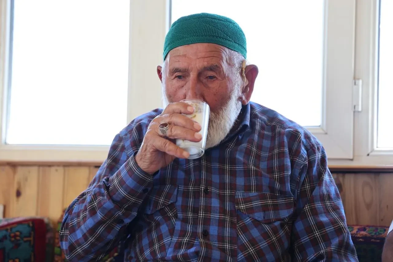 Bir asırlık Mahmut dede sağlıklı yaşamın sırrını açıkladı! Her gün kaşık kaşık yiyor