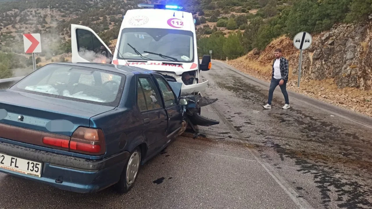 Burdur Çeltikçi’de ambulans ile otomobil çarpıştı 4 kişi yaralandı 