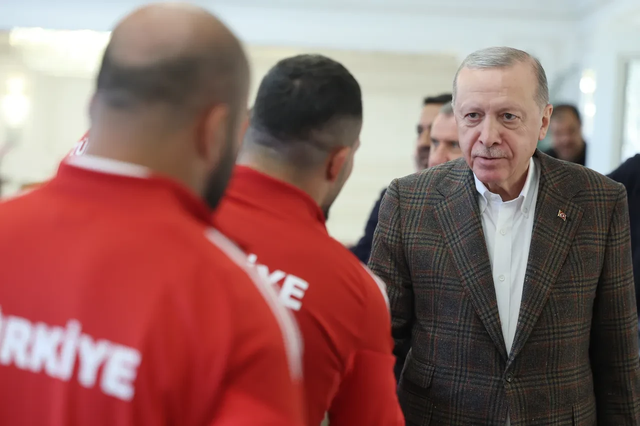 Cumhurbaşkanı Erdoğan Yağlı Güreş Ligi şampiyonlarını ağırladı