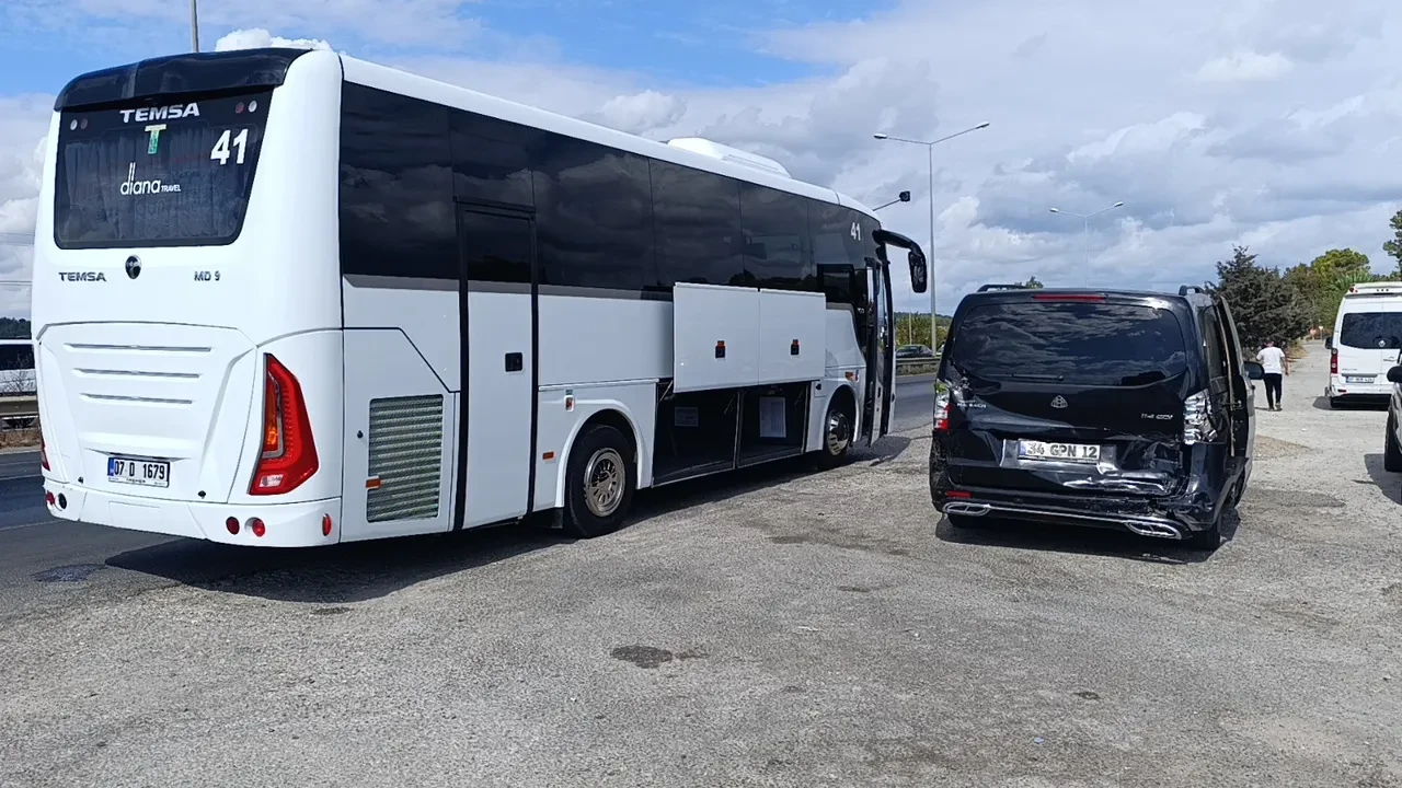 Antalya'da zincirleme kaza! 12 araç birbirine girdi