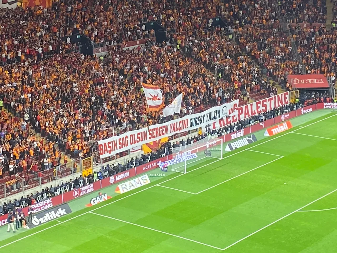Galatasaray tribünlerinden Sergen Yalçın'a anlamlı destek!
