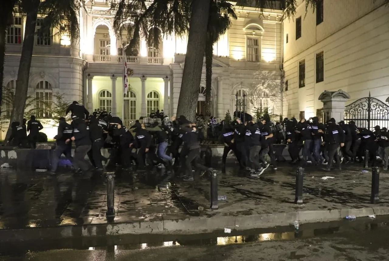 Gürcistan’da seçim protestoları: Sokaklar savaş alanına döndü!