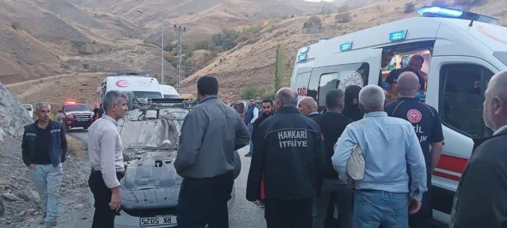 Hakkari'de otomobil takla attı: 3 yaralı