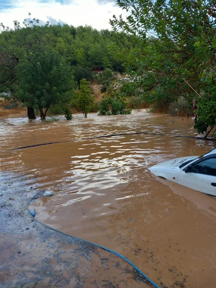 Antalya’da hortum ve sağanak, çatıları söktü, sokakları göle döndürdü