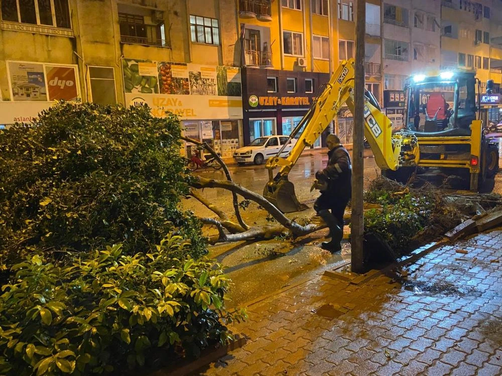 Antalya’da hortum ve sağanak, çatıları söktü, sokakları göle döndürdü