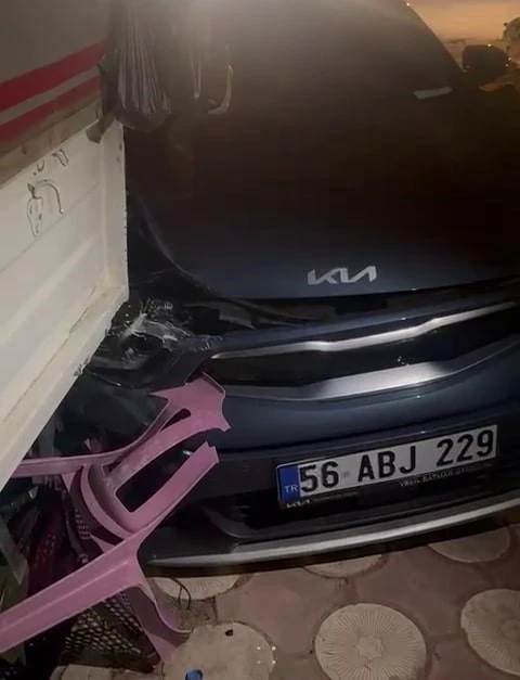 Kurtalan'da virajı alamayan otomobil pikaba çarptı: 3 yaralı