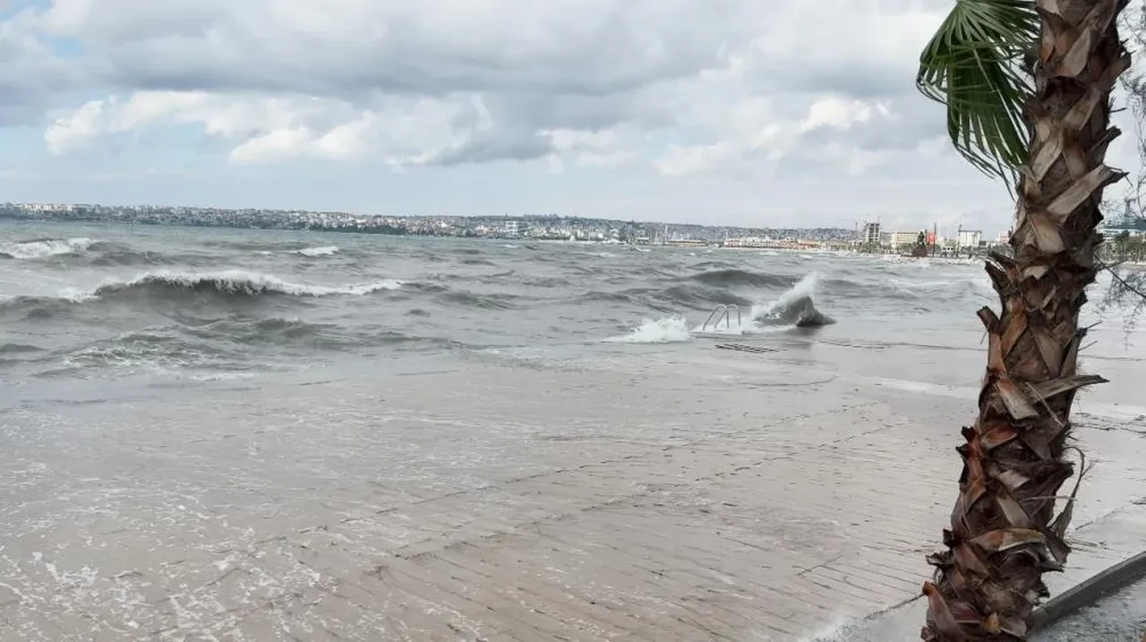 İstanbul'da dalgalar beş metreye kadar yükseldi: Gören cep telefonuna sarıldı