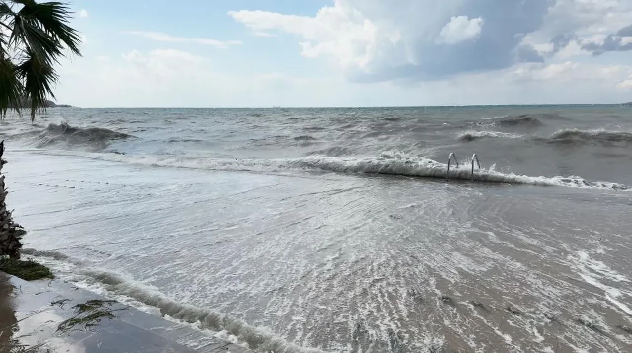 İstanbul'da dalgalar beş metreye kadar yükseldi: Gören cep telefonuna sarıldı