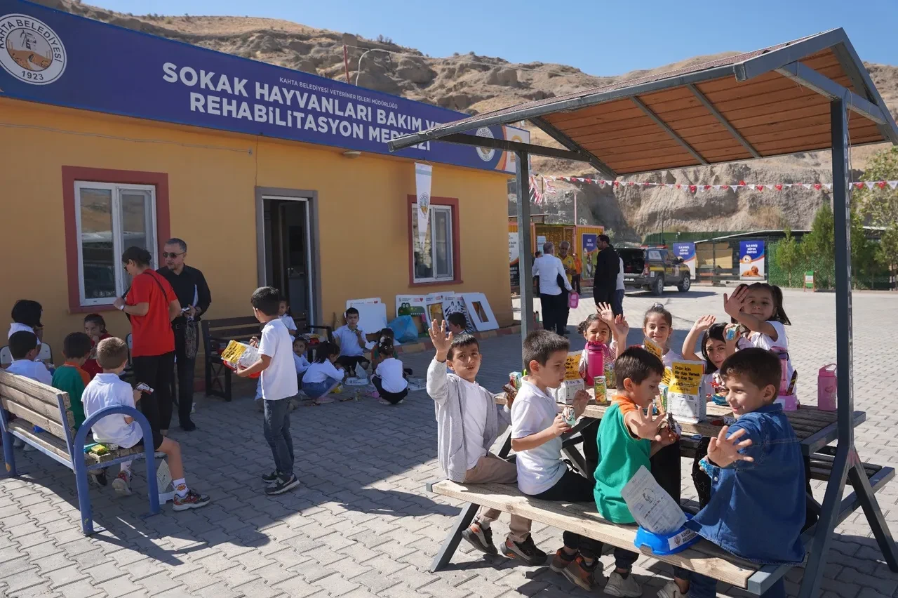 Kahta Belediyesi'nden Hayvanları Koruma Günü'nde anlamlı etkinlik