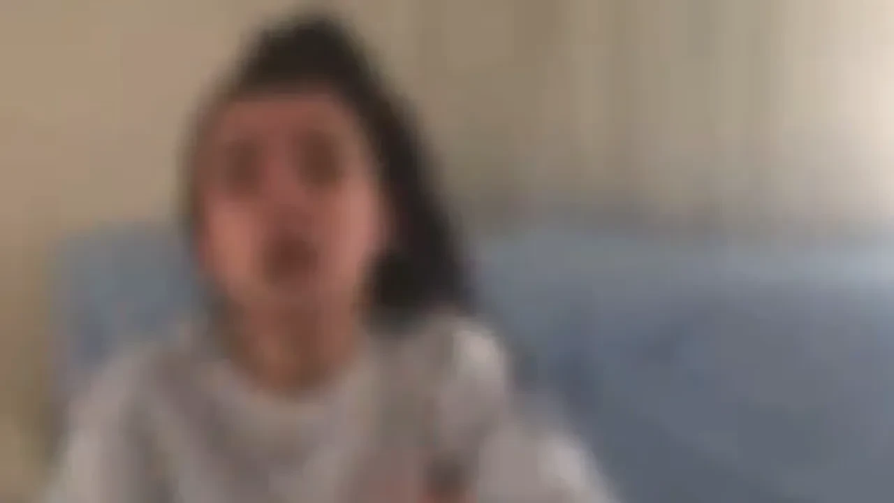 Kız kardeşine kaynar su döküp işkence etti