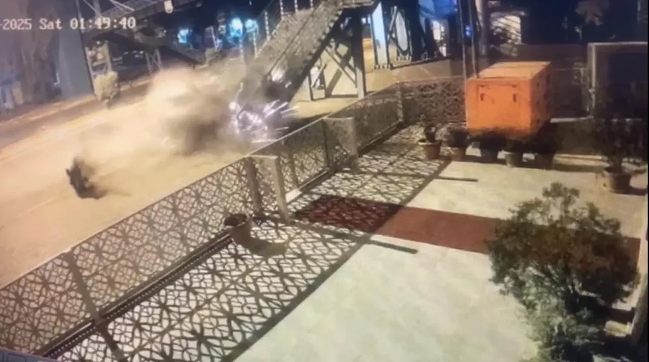 Şanlıurfa'da otomobil üst geçide çarptı: 1 ölü