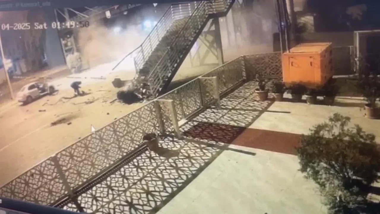 Şanlıurfa'da otomobil üst geçide çarptı: 1 ölü