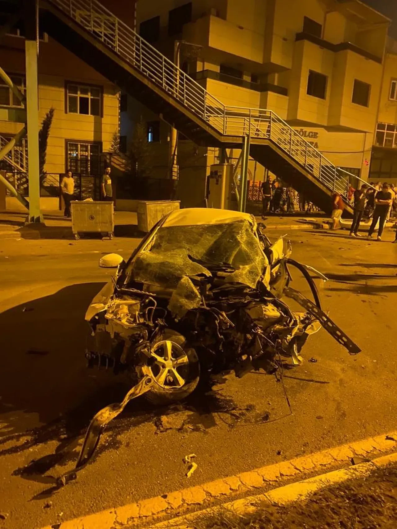 Şanlıurfa'da otomobil üst geçide çarptı: 1 ölü