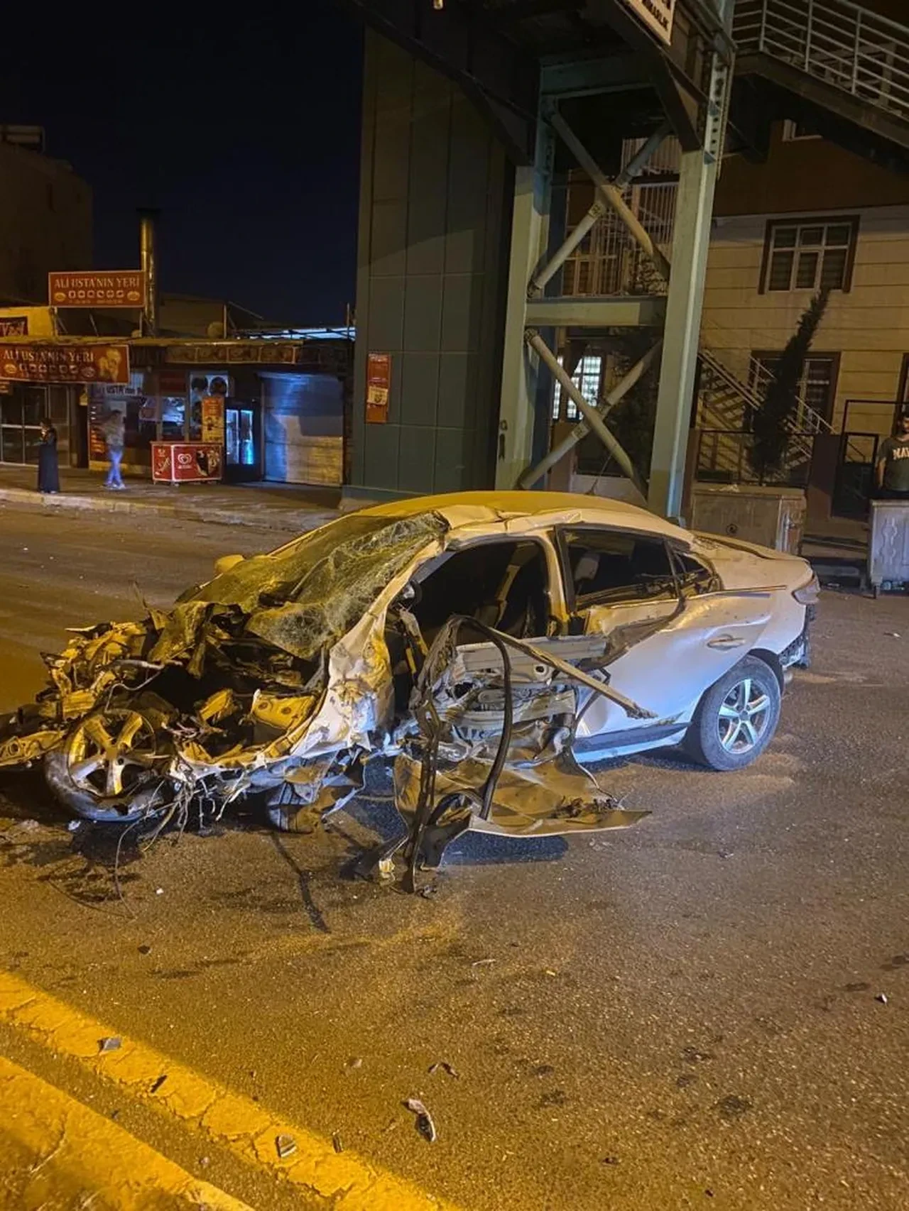 Şanlıurfa'da otomobil üst geçide çarptı: 1 ölü