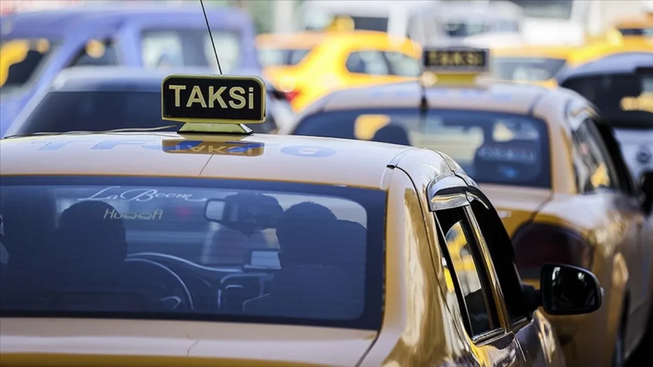 Taksiye 'acil' çağrı geldi ama bebek doğmak için hastaneyi beklemedi