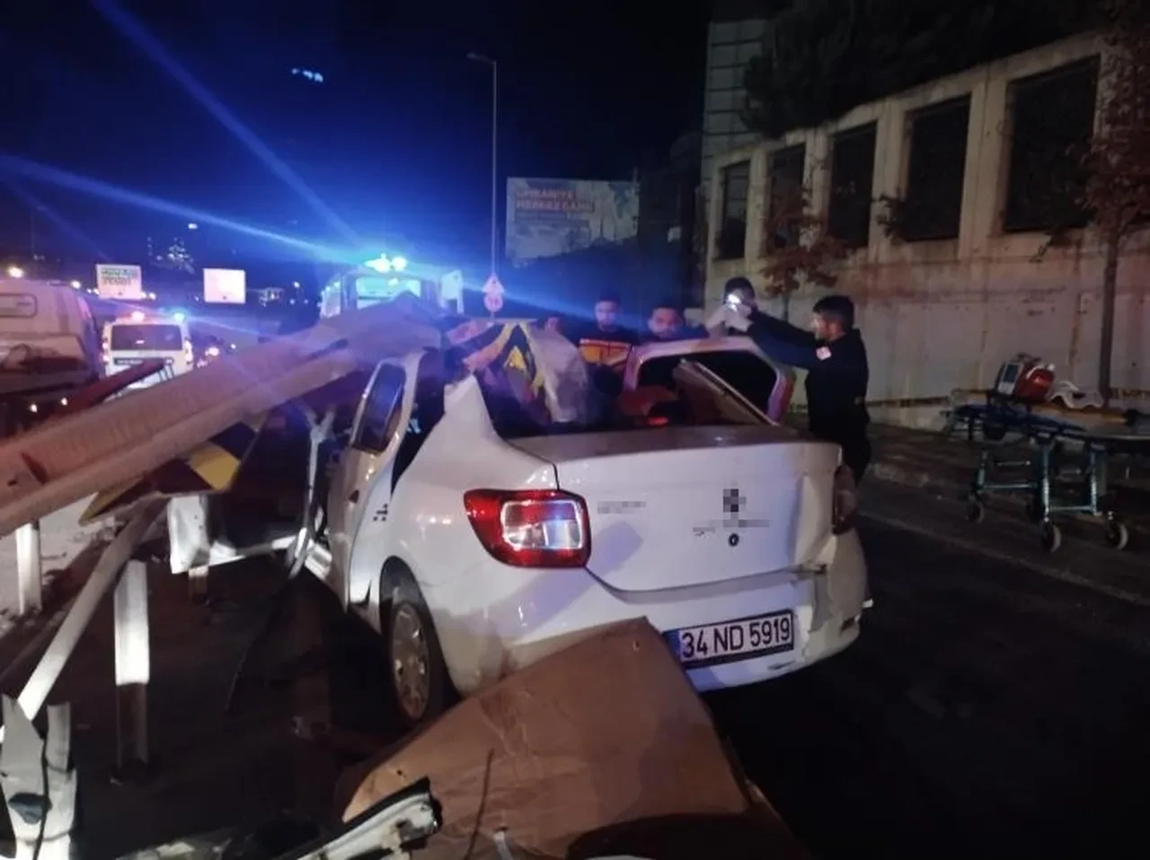 Ümraniye'de korkunç kaza! Bariyerlere ok gibi saplandı