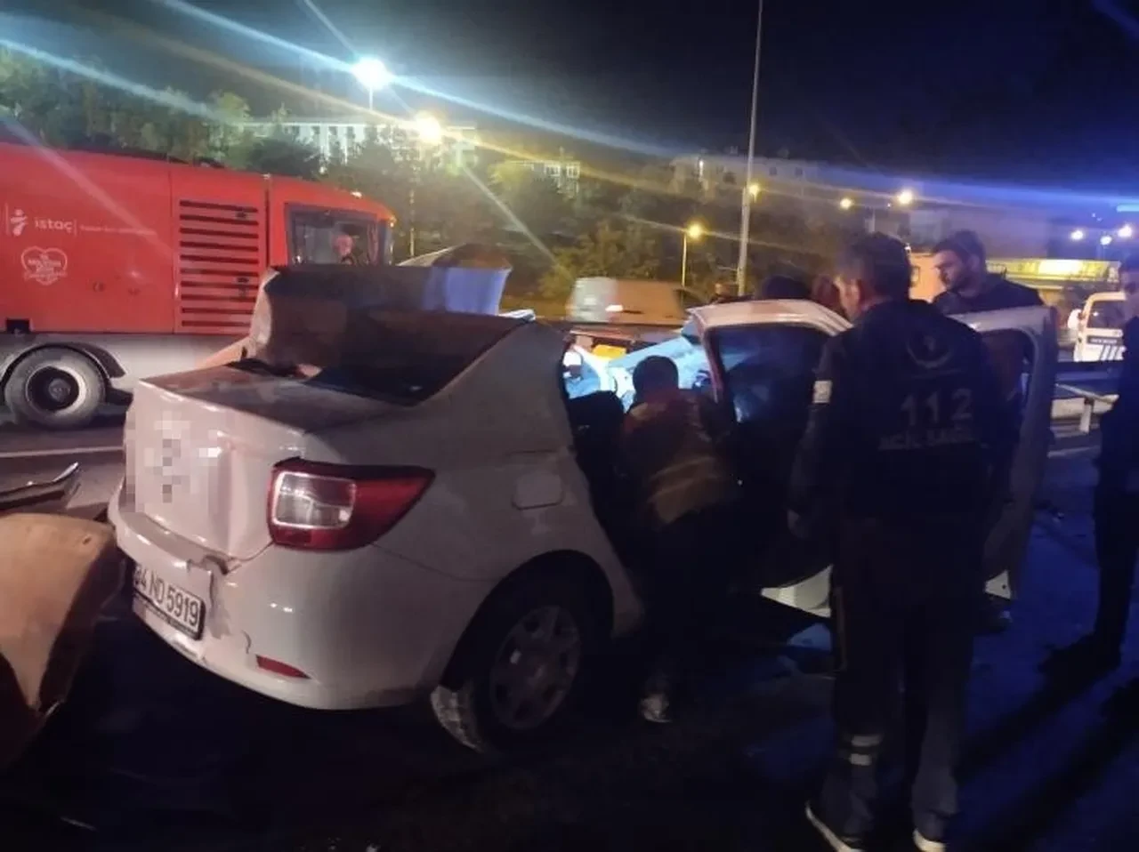 Ümraniye'de korkunç kaza! Bariyerlere ok gibi saplandı