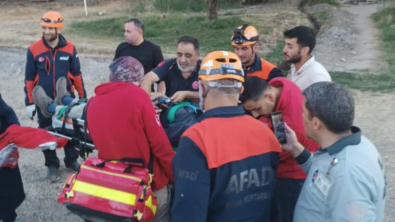Alman turist Van Kalesi'nden mağaraya düştü: Kurtarma operasyonu yapıldı!