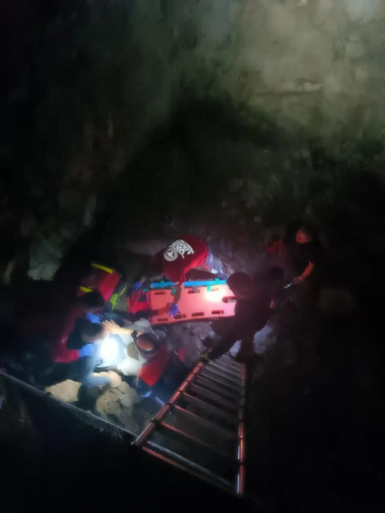 Alman turist Van Kalesi'nden mağaraya düştü: Kurtarma operasyonu yapıldı!