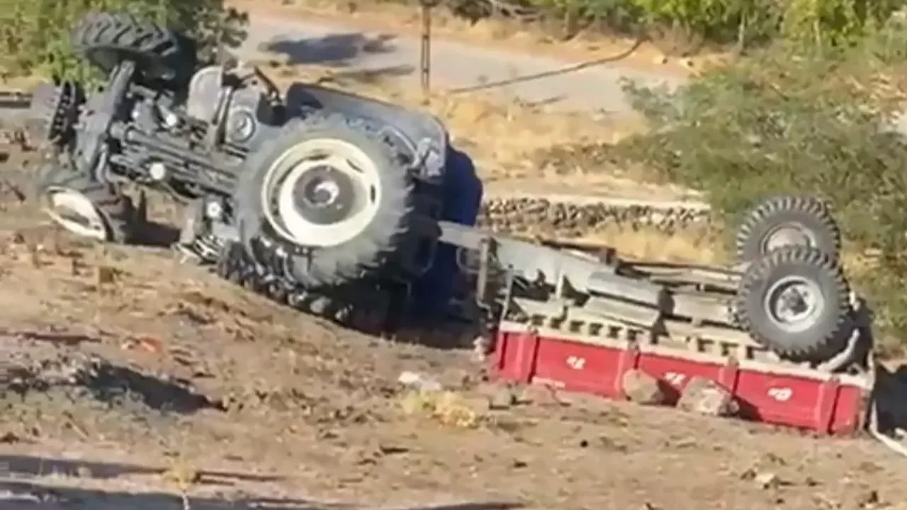 Baba oğul devrilen traktörde ağır yaralandı