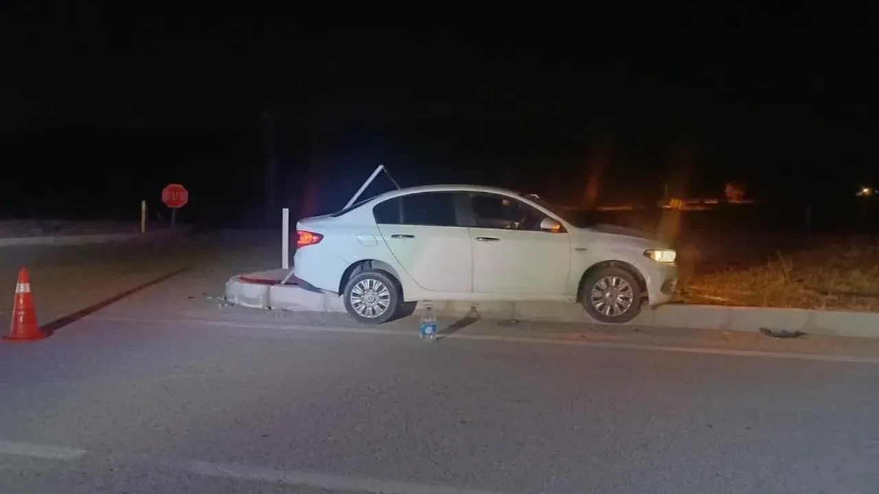 Çorum’da refüje çarpan araçta inanılmaz kurtuluş!