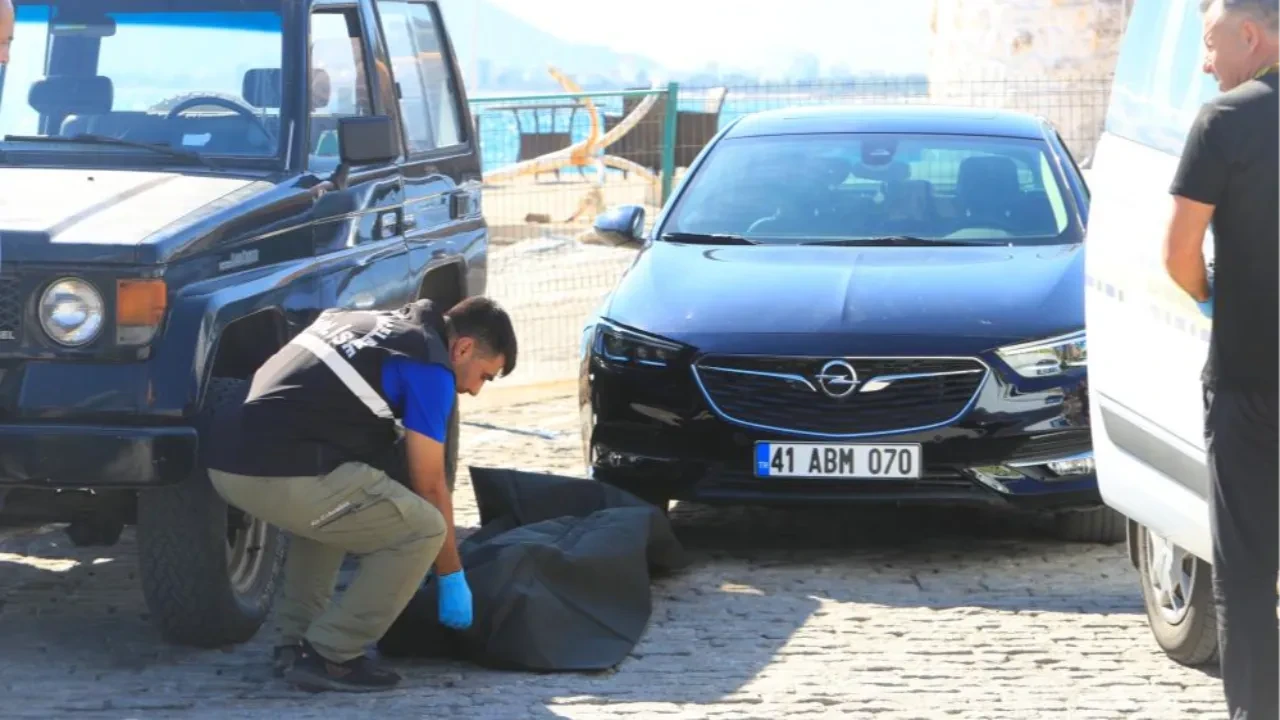 Denizdeki vatandaşlar acı olayı anbean izledi! Genç kız 35 metre yüksekten düştü