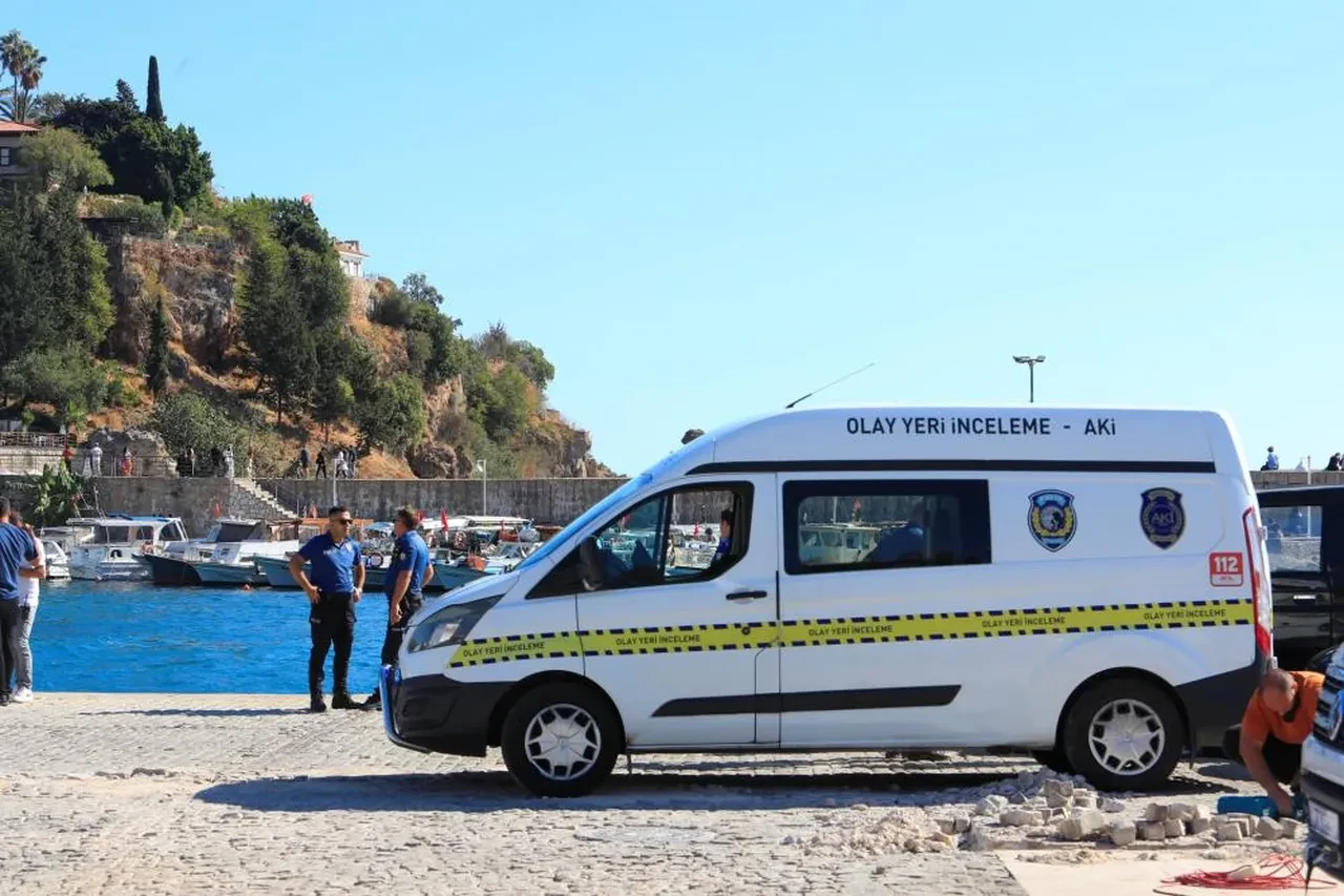 Denizdeki vatandaşlar acı olayı anbean izledi! Genç kız 35 metre yüksekten düştü